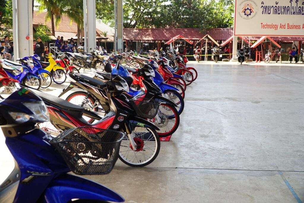 โครงการ “รถสวยด้วยมือเรา” ภายใต้ โครงการวิชาชีพช่างยนต์